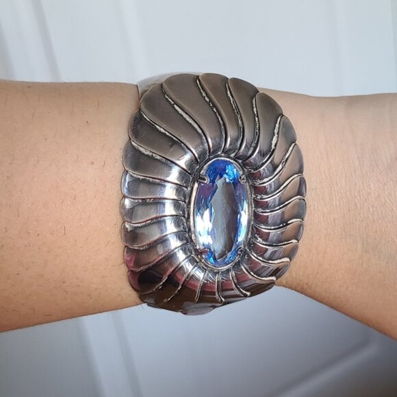 Vintage Hammered Metal Silver Huge Chunky Blue Oval Crystal Bangle Bracelet - Picture 10 of 10